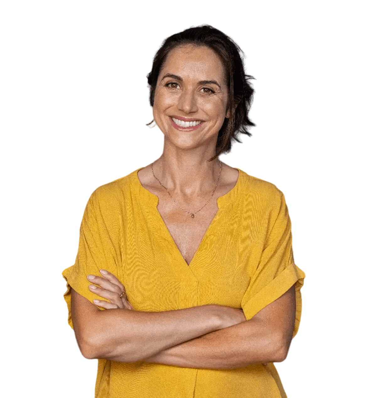 Medelålders kvinna som tittar och ler mot kameran